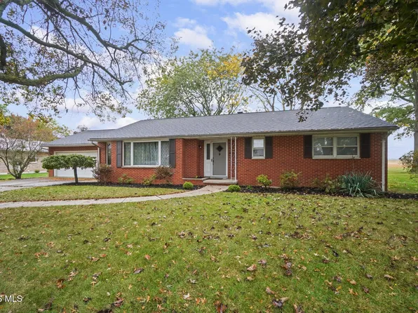 903 Country Club Dr, Fostoria, OH 44830