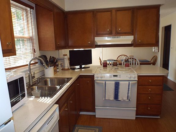 5th image of 150 Belair Dr