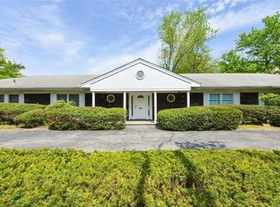 300 Lakeville Rd, Great Neck, NY 11020