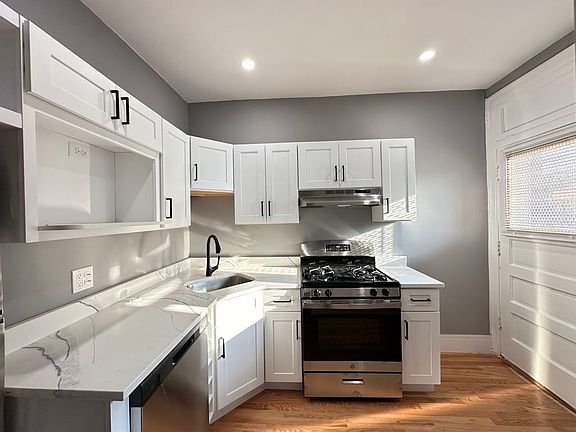 2nd image of 639 W Cornelia Ave #S4