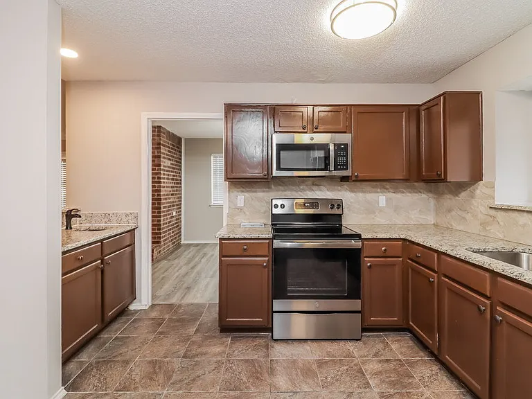2301 Fall Ct — Photo 9