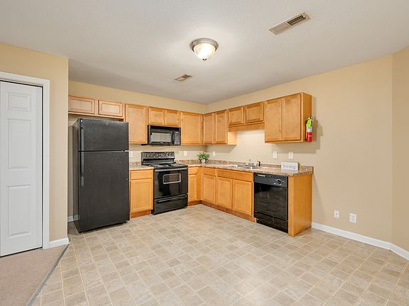 4th image of 105 Maureen Dr