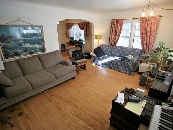 3rd image of 2228 Buchanan St NE