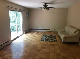 813 Towne House Vlg, Hauppauge, NY 11749
