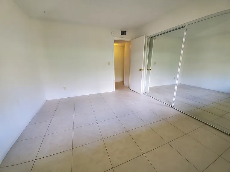 Sherwood Square Apartments — Photo 12