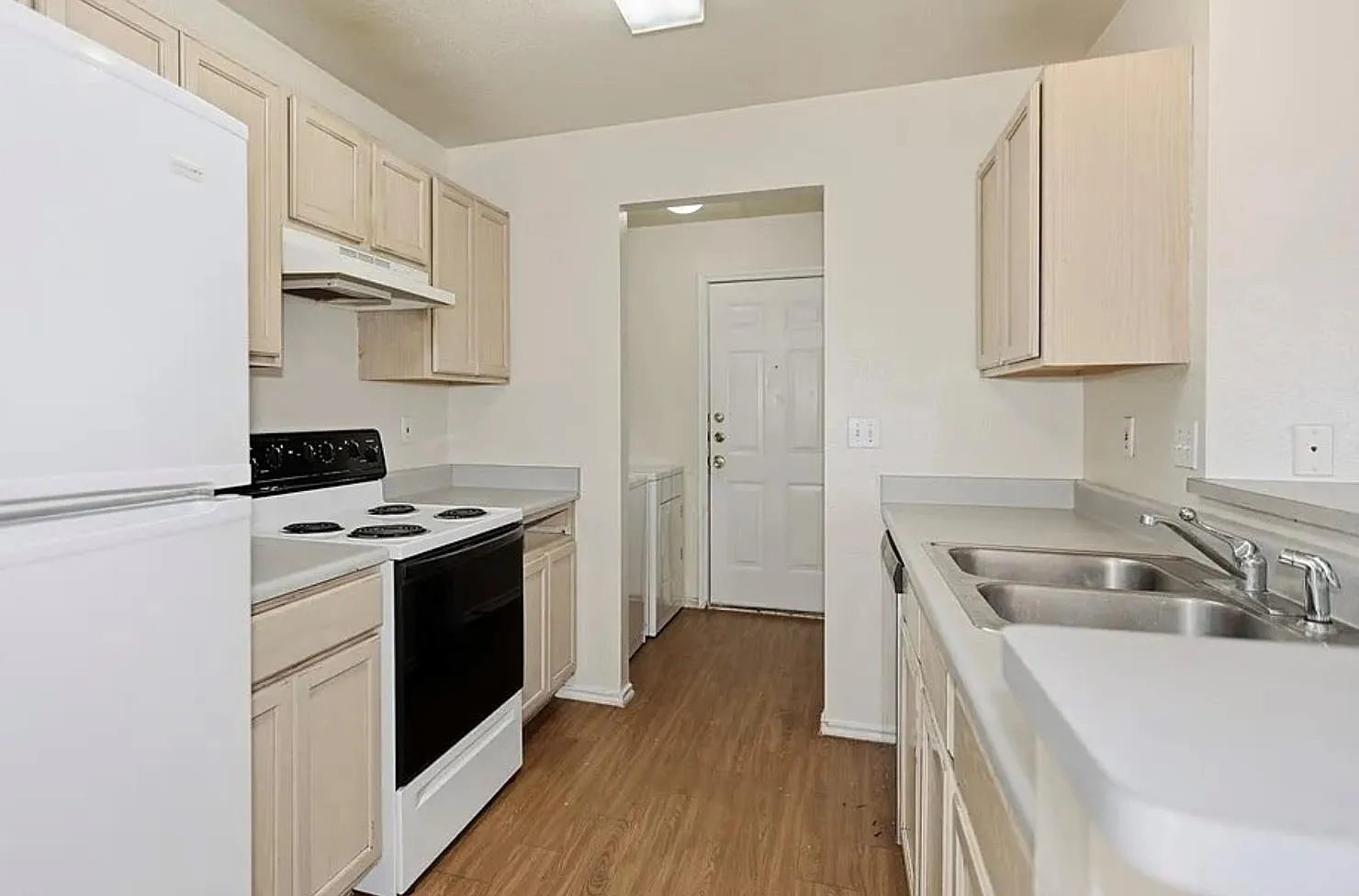3 bed, 3.5 bath, 2746 sqft, $1,700 — Photo 4