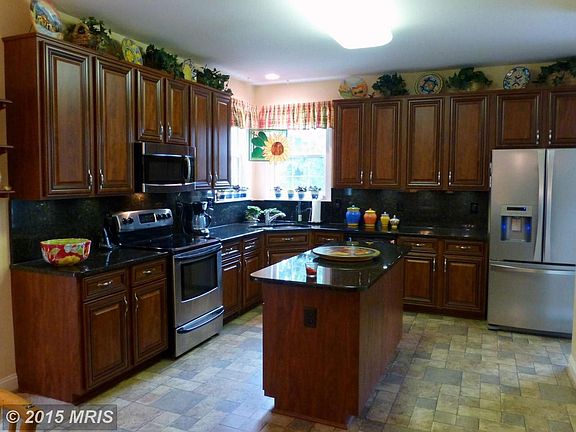 GORGEOUS KITCHEN WITH ALL THE BELLS AND WHISTLES