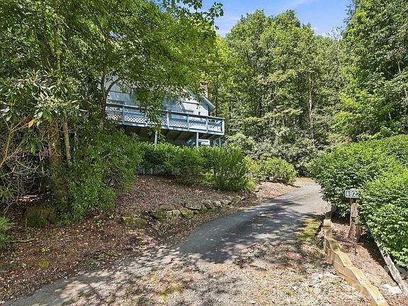 2nd image of 922 Goose Hollow Rd
