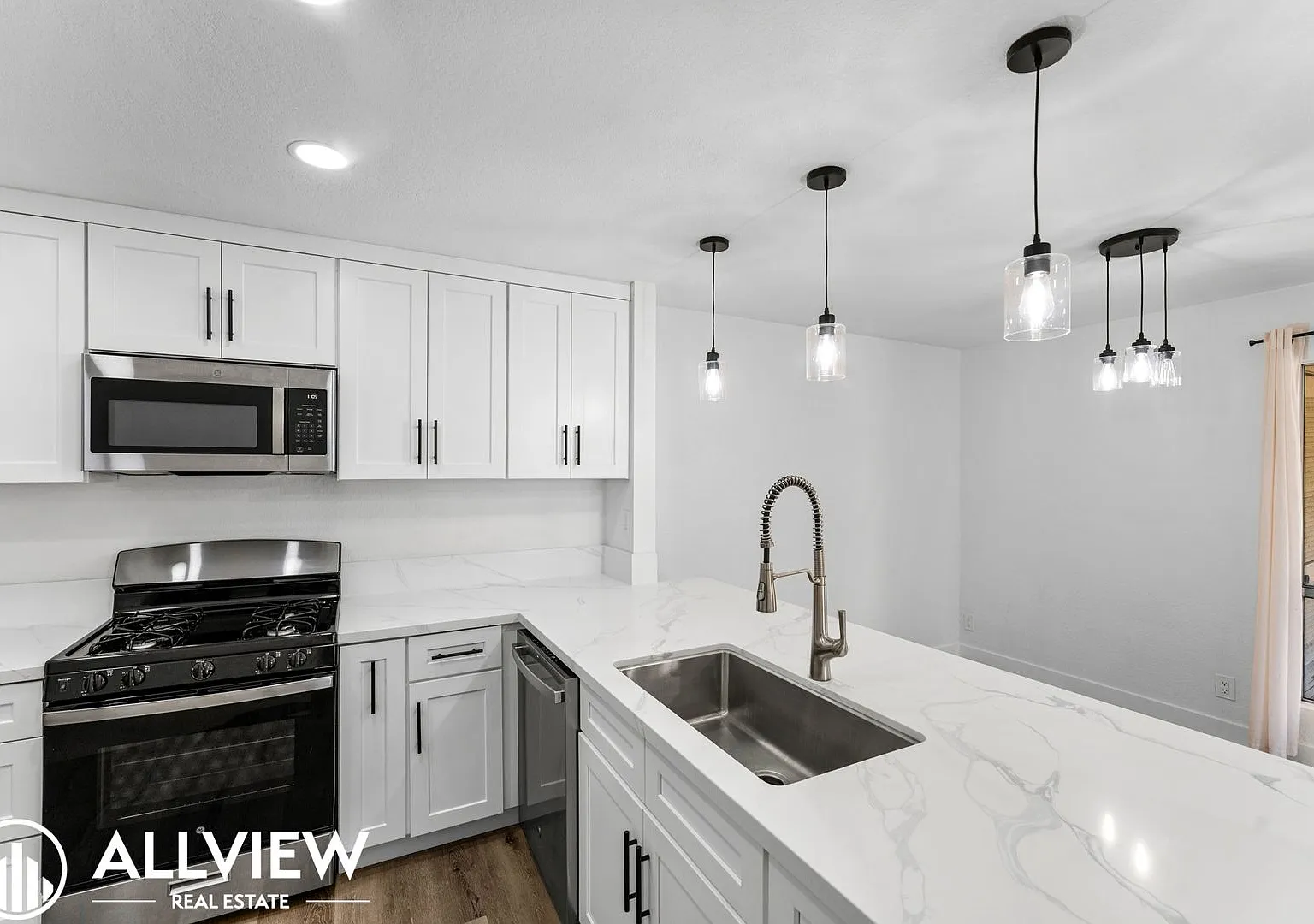 Beautifully Remodeled 2 bed/1 bath condo available now! — Photo 4