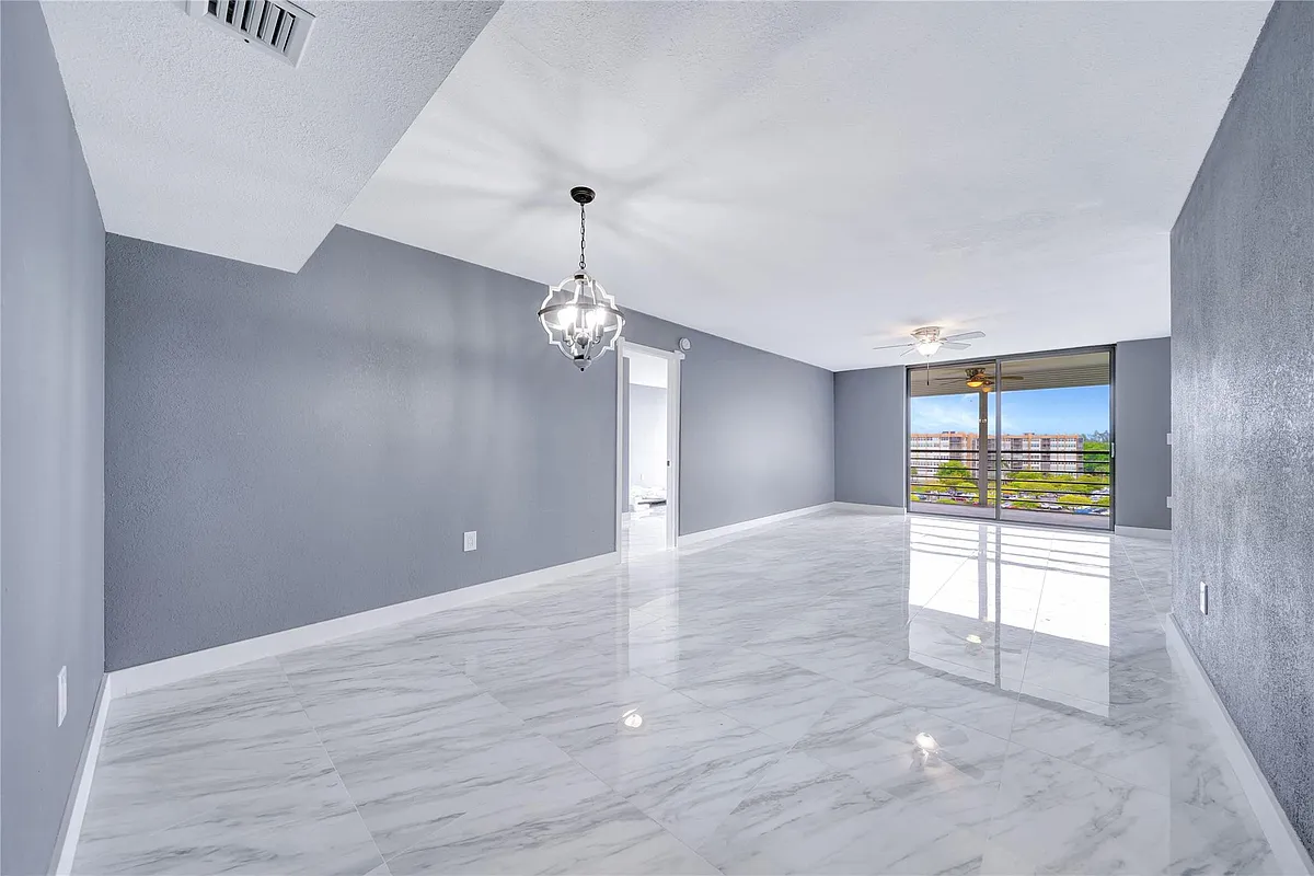 Building Photo - 1100 Saint Charles Pl #708