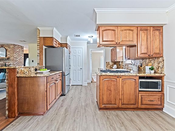 4th image of 9806 Emnora Ln