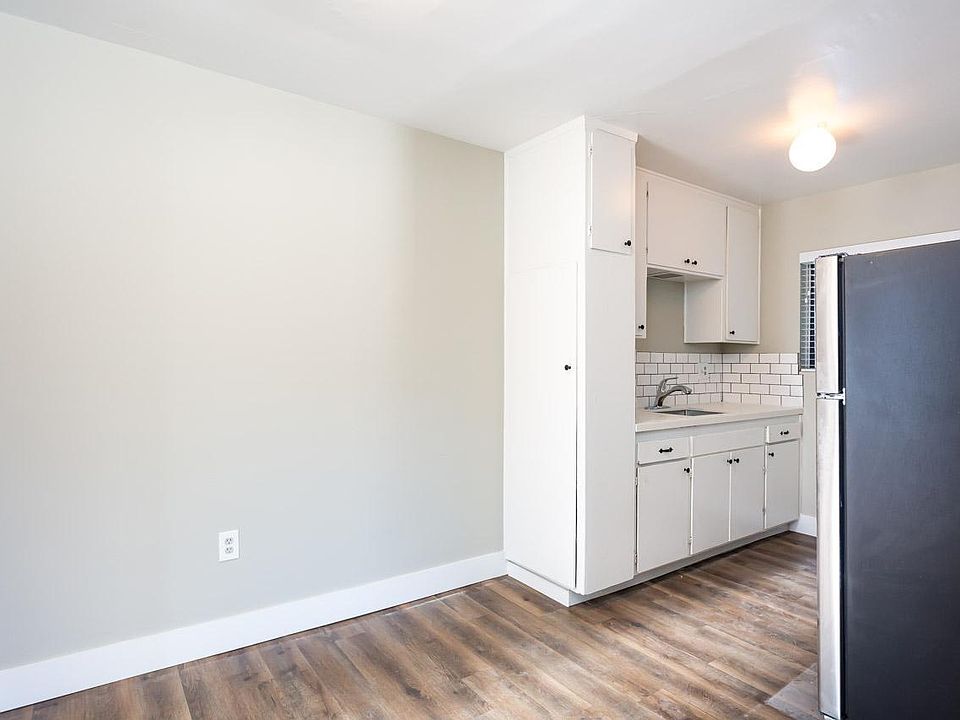 1st image of 326 E Division St
