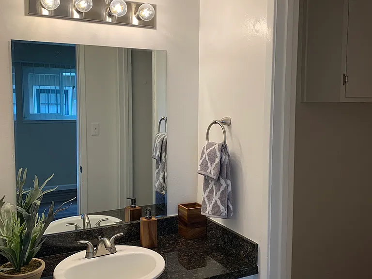 Del Prado Apts — Photo 15