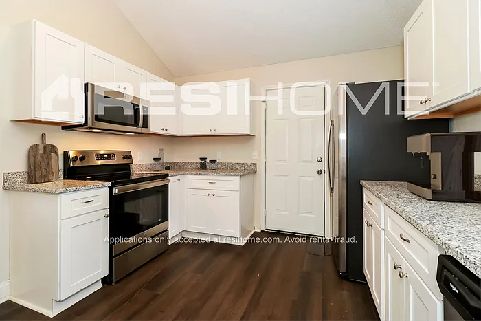 809 Ashmount Ln — Photo 3