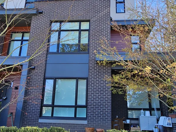 2035 Glenaire Dr #111, North Vancouver, BC V7P 1Y2