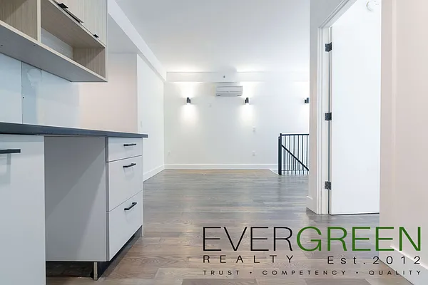 Rented by Evergreen Apartments BK | media 17