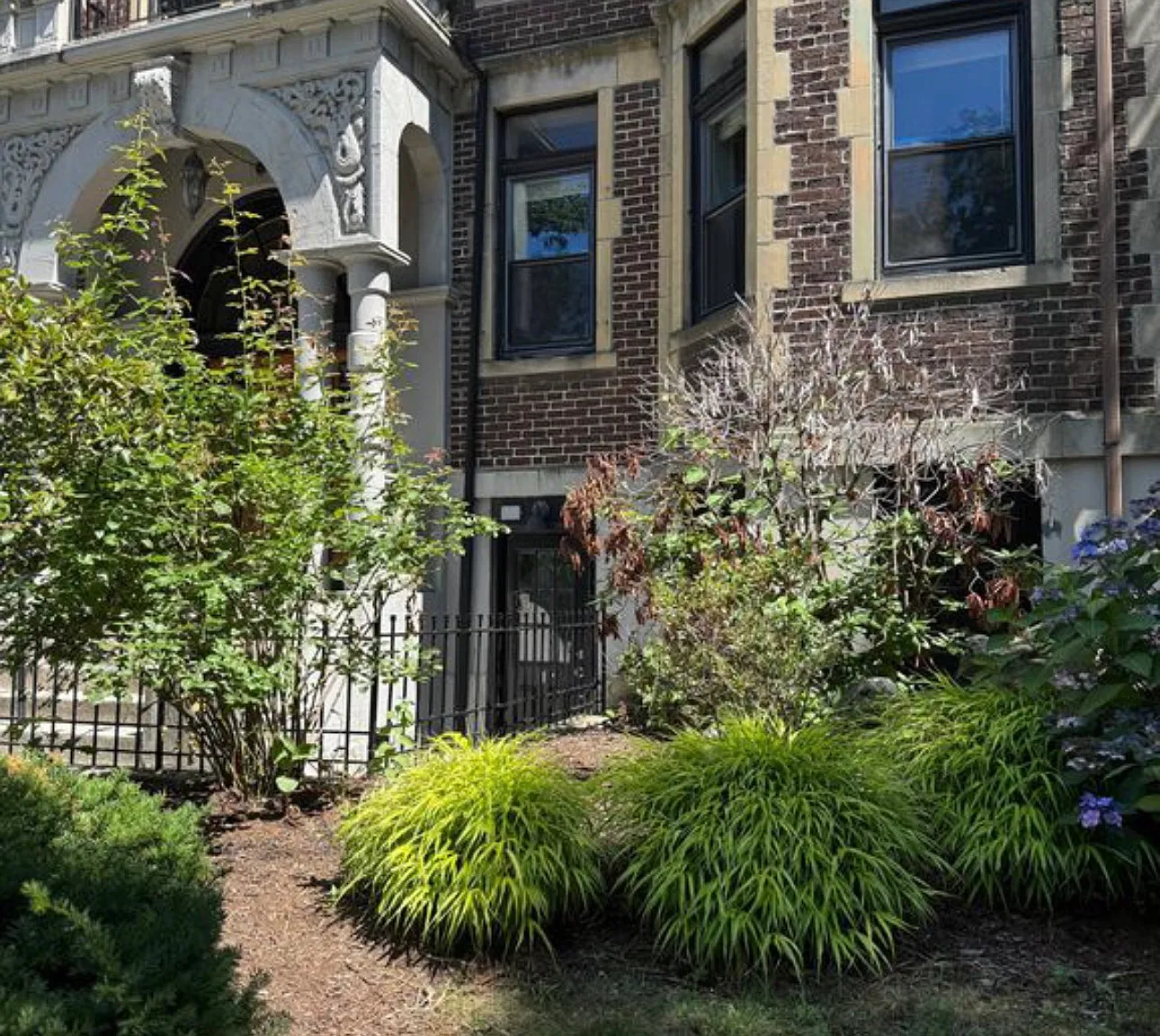 390 Riverway St — Photo 1