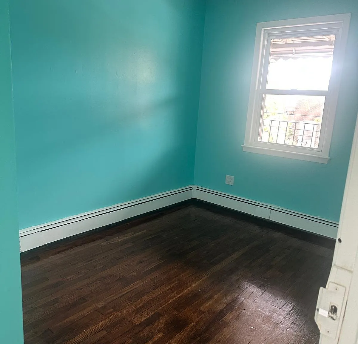3 bed, 1.5 bath, 1081 sqft, $4,000 — Photo 3