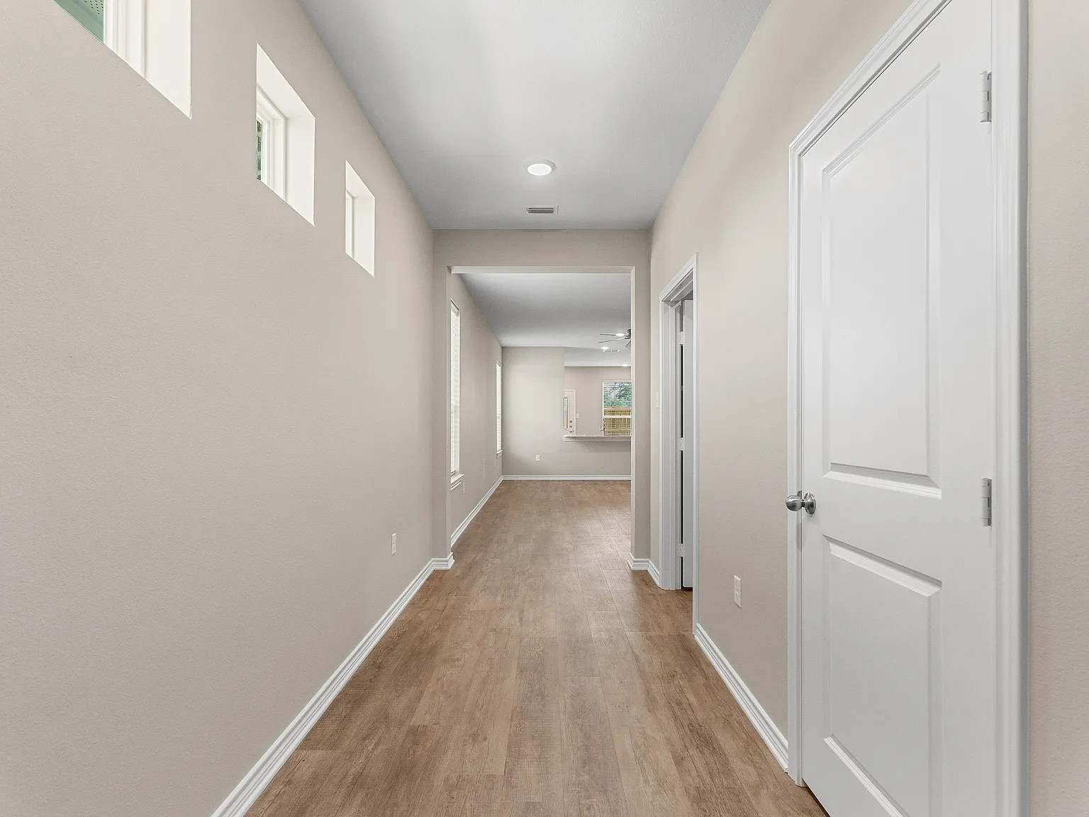 2107 Fairfax Ln — Photo 2