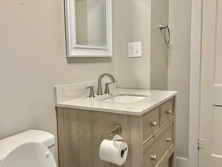 1015 W Franklin Ave — Photo 17