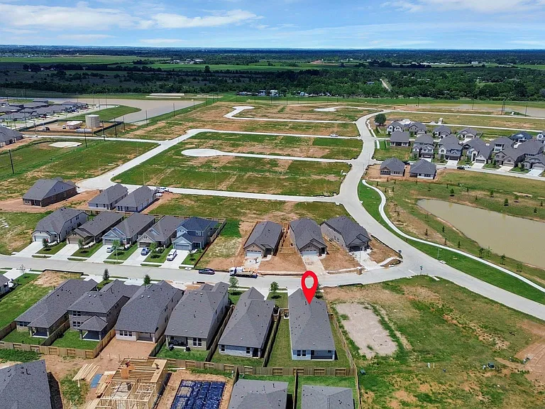 29515 Pondview Dr — Photo 2