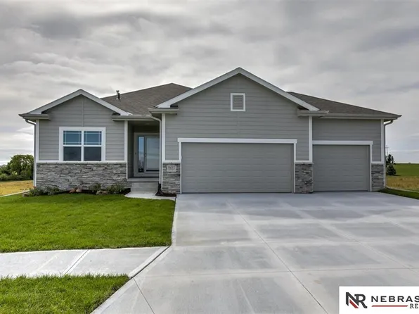 11019 Portage Dr, Papillion, NE 68046