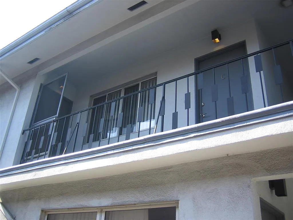 Lido Apartments - 141 N Hamilton Dr — Photo 4