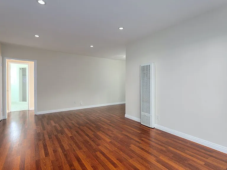 488 E Washington Blvd — Photo 3