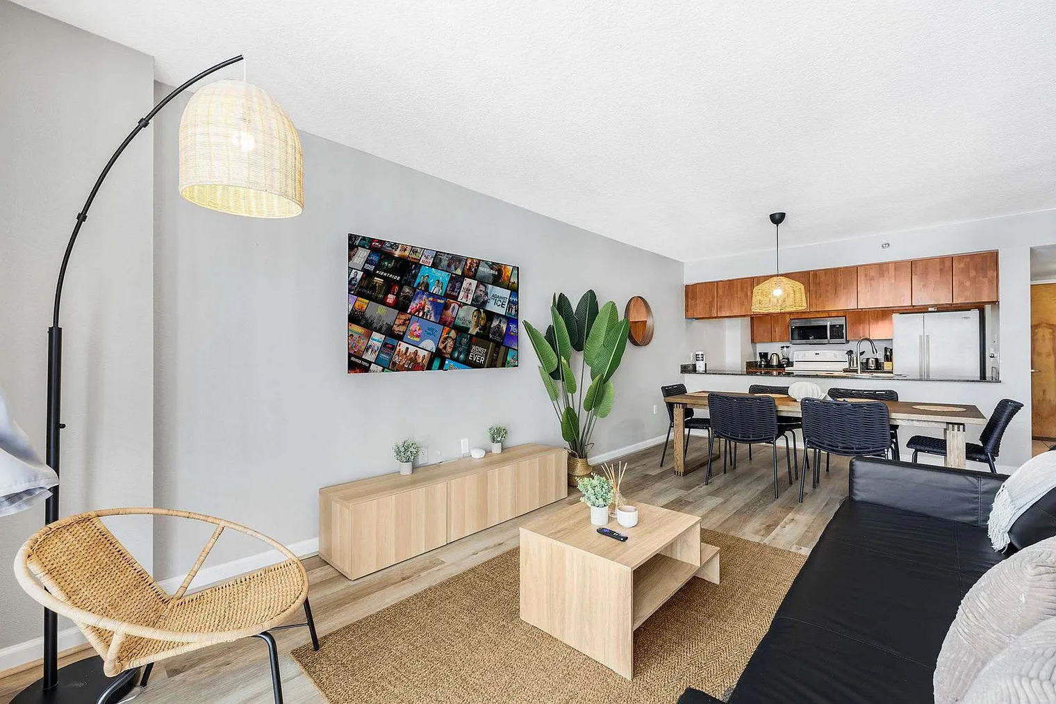 2 bed, 1.0 bath, 818 sqft, $3,830 — Photo 2