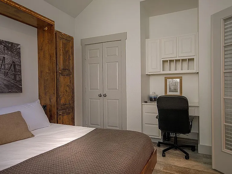 182 N Valley Oaks Cir — Photo 25