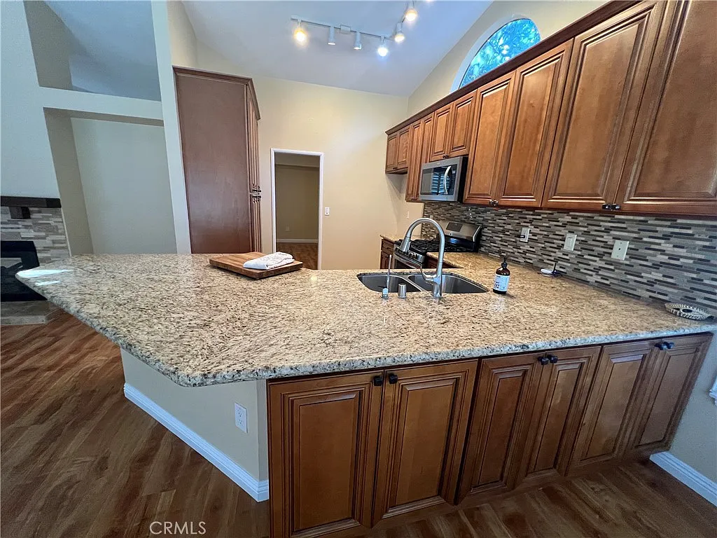 4 bed, 1851 sqft, $3,995 — Photo 4