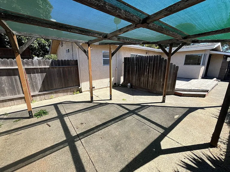 215 S D St — Photo 22
