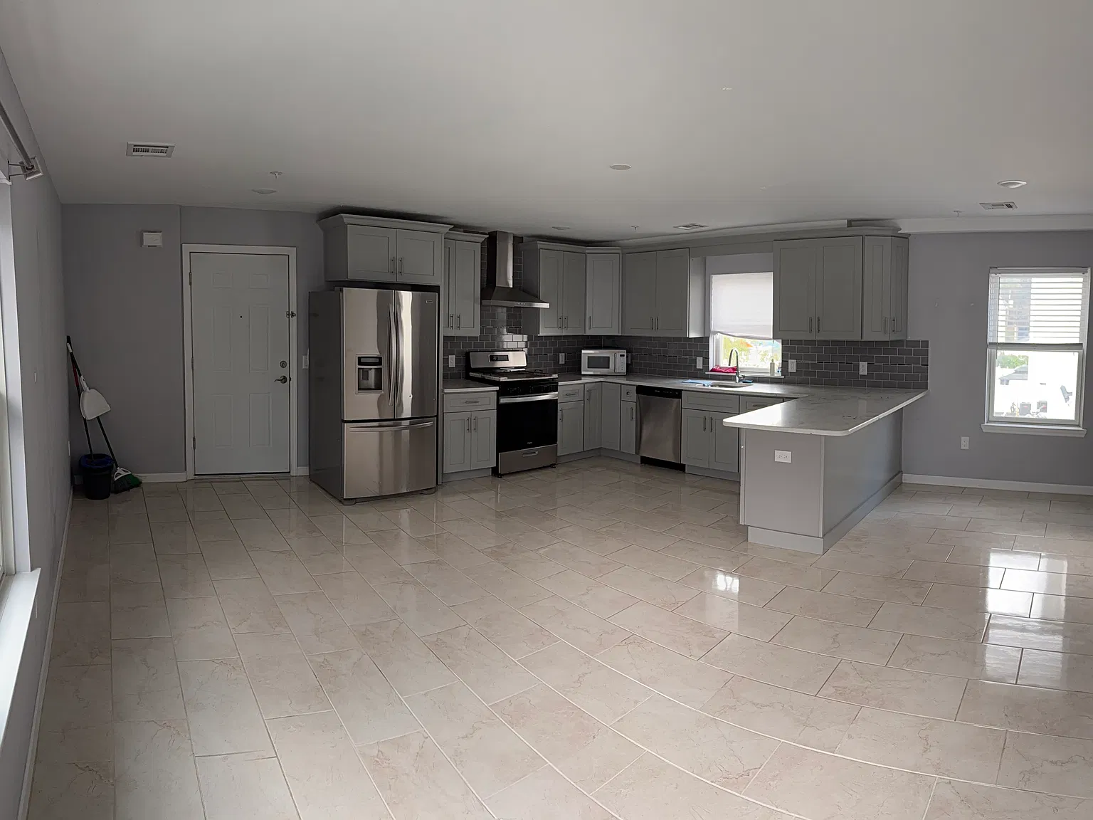2 bed, 950 sqft, $2,200 — Photo 1