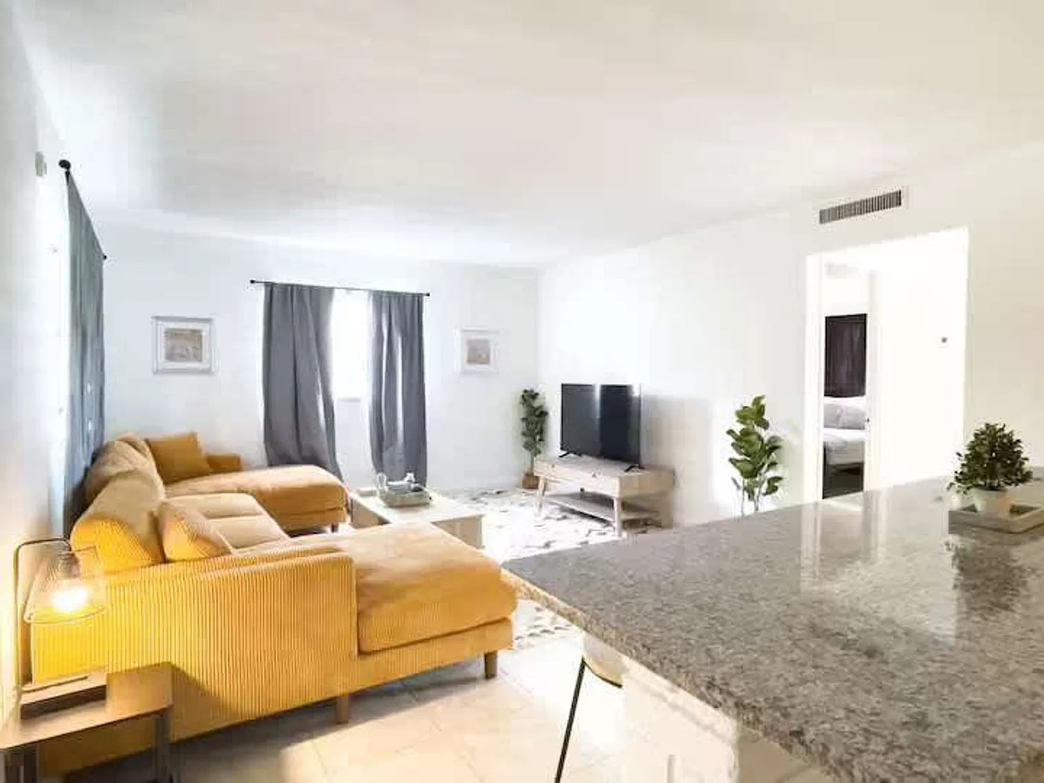 2 bed, 1.0 bath, 699 sqft, $2,559 — Photo 3