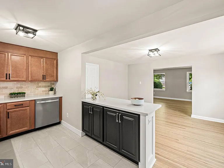 1024 W Bridge St — Photo 5