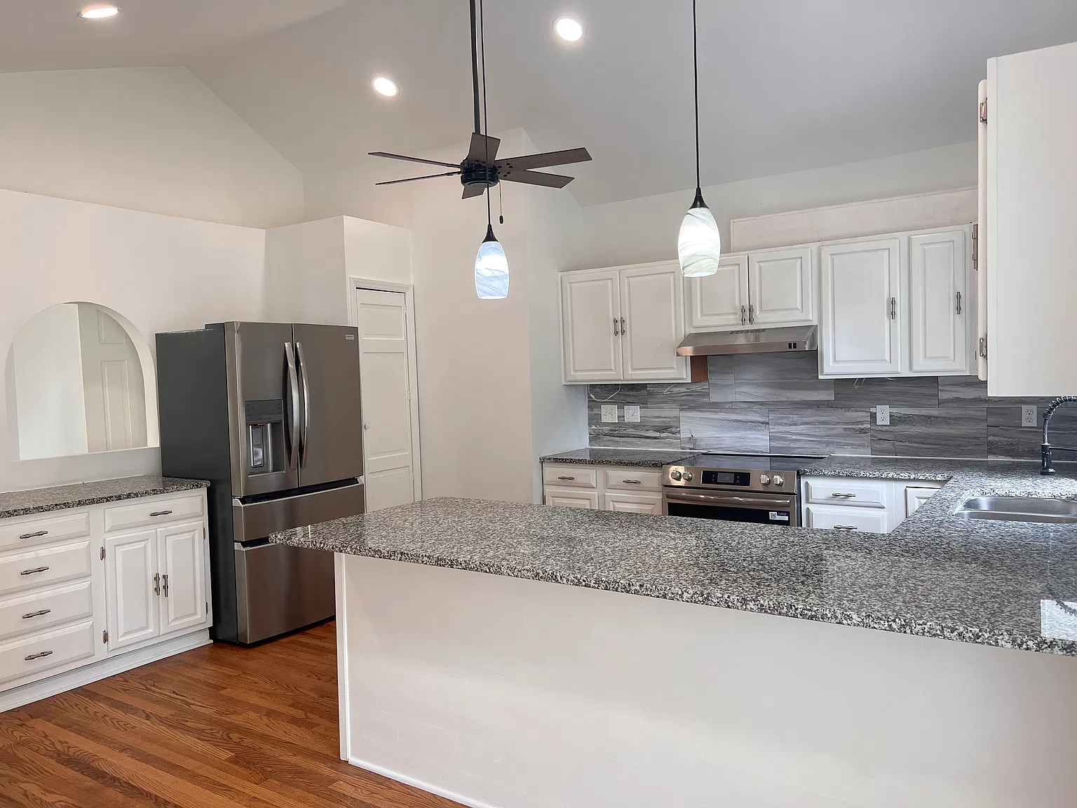 3 bed, 1429 sqft, $2,400 — Photo 1