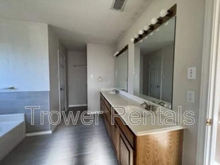 3913 Lyndale Dr — Photo 24