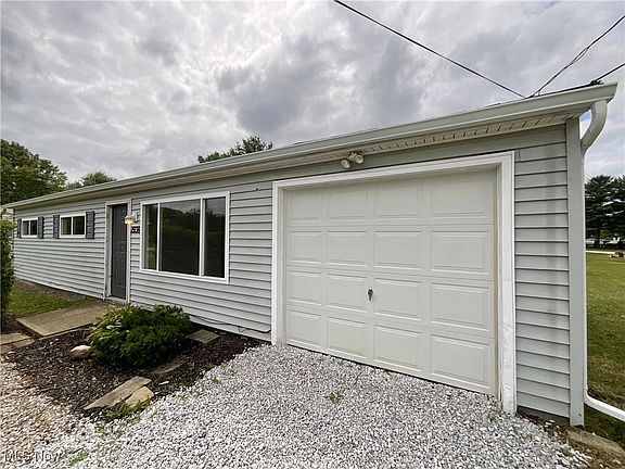 2nd image of 1936 Windsor Dr