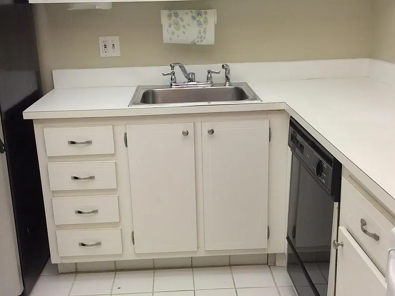 470 Executive Center Dr #2K — Photo 4
