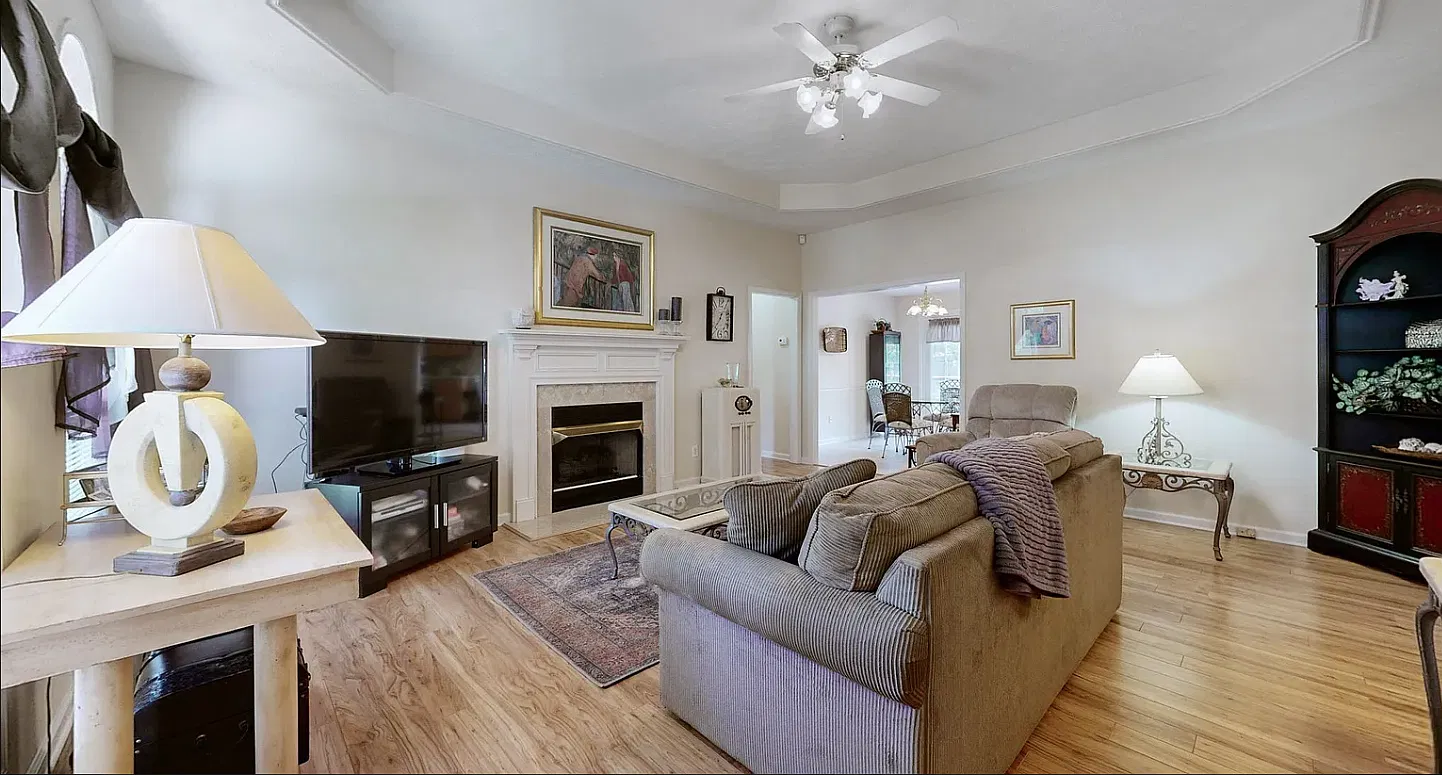 3 bed, 1379 sqft, $2,400 — Photo 2