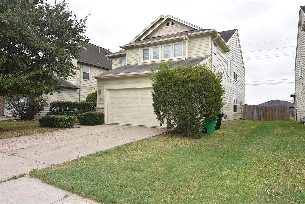 4 bed, 2.5 bath, 2129 sqft, $1,900 — Photo 1