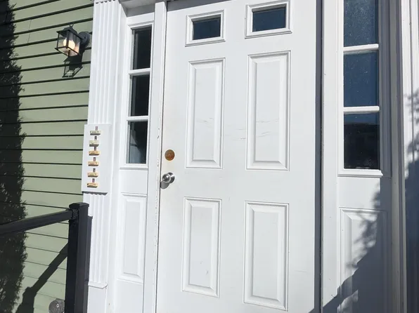 471 High St APT 4, Hampton, NH 03842
