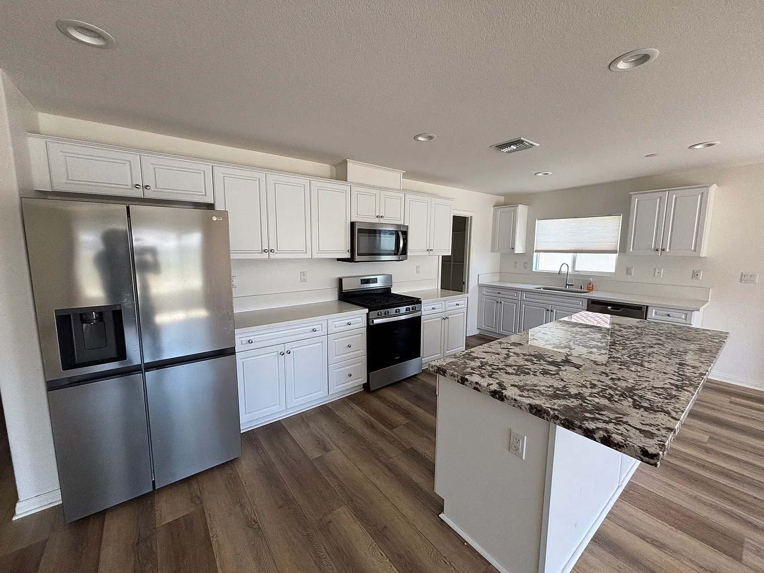 3 bed, 1754 sqft, $3,400 — Photo 3