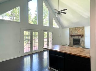 624 Lake Dr, Snellville, GA 30039