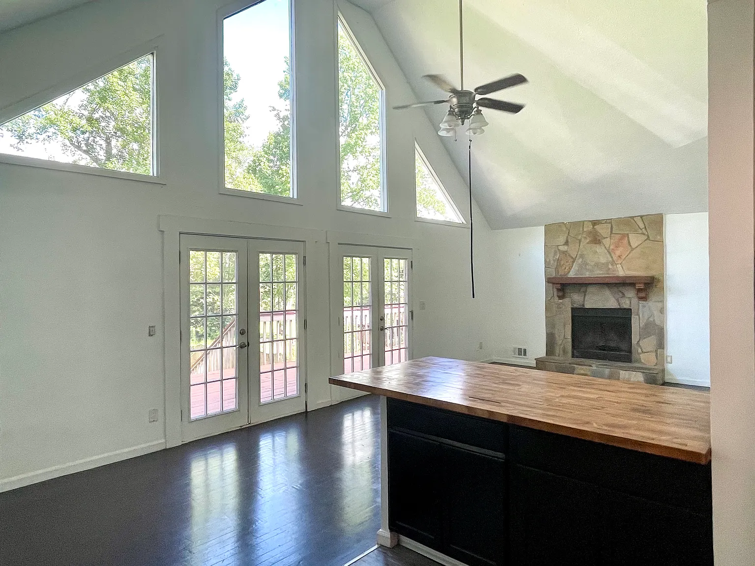 624 Lake Dr photo 1