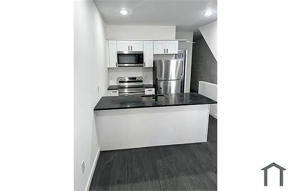 Building Photo - 6128 Glenmore Ave #1