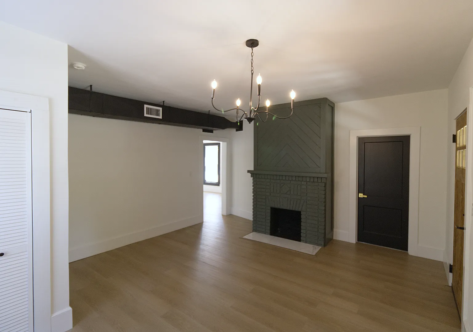 Beautifully Renovated 2-Bedroom Apartment in Duck Pond — Photo 3