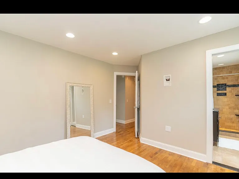 911 Crest Dr — Photo 11
