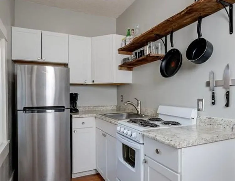 620 E Davis St — Photo 5