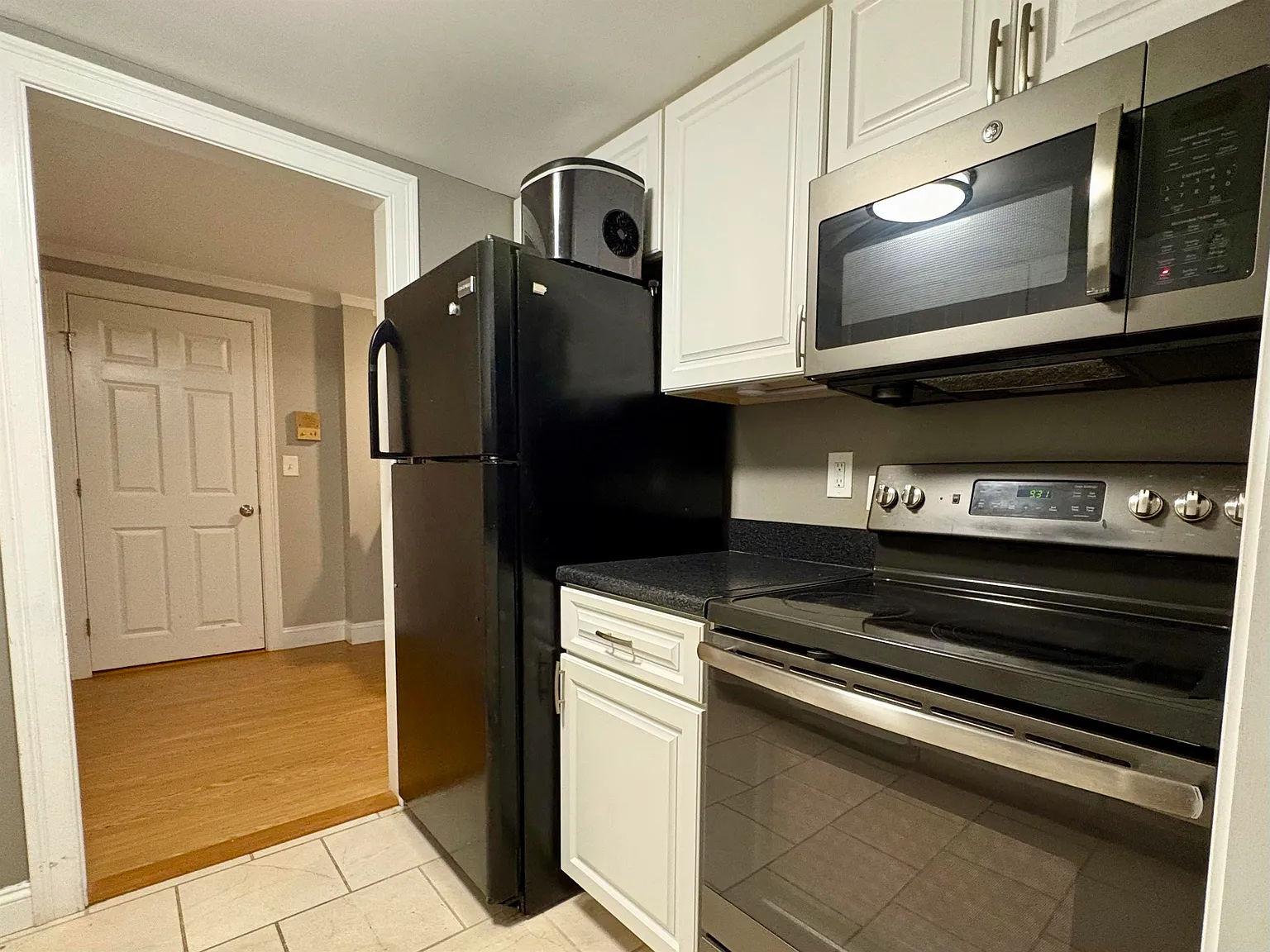 2 bed, 1.0 bath, 810 sqft, $2,295 — Photo 2